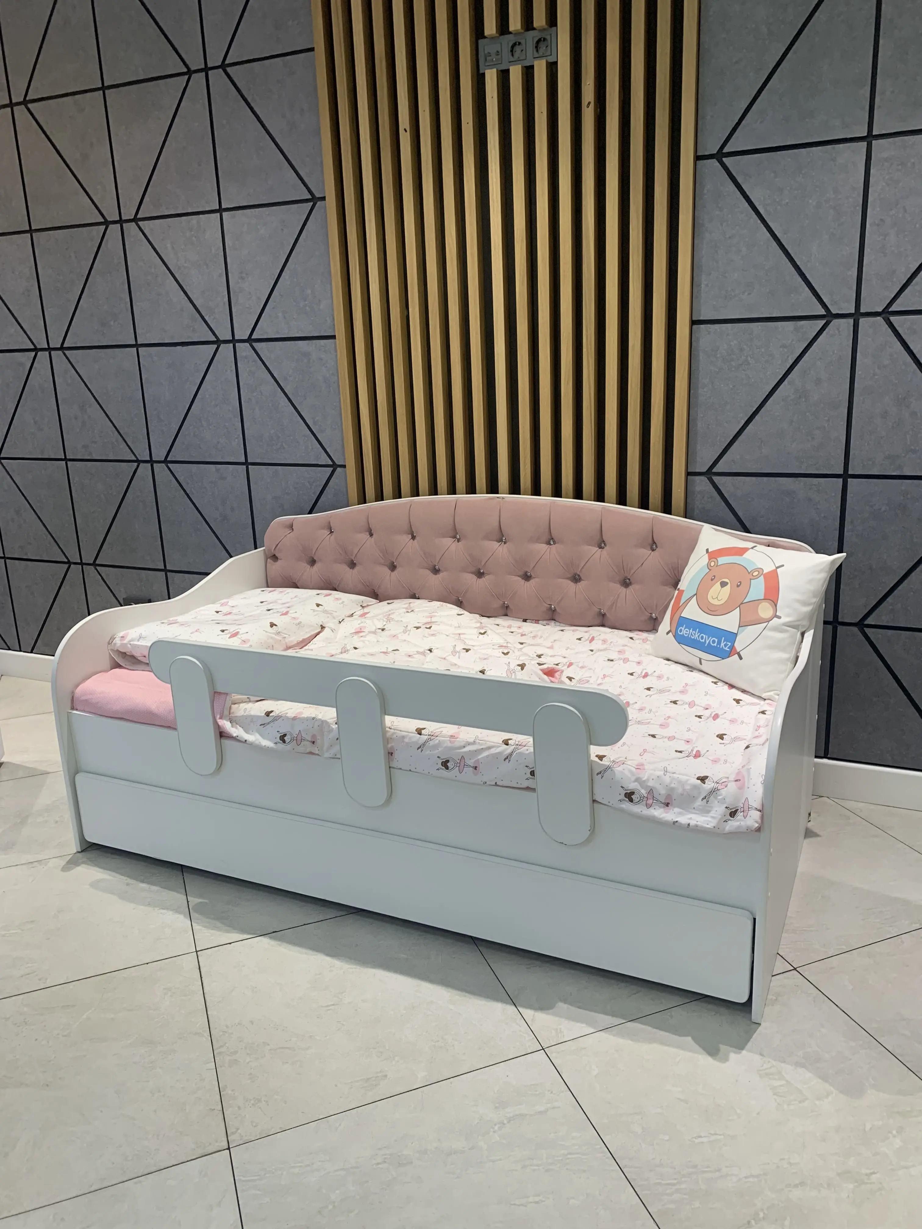 Кровать детская с бортом безопасности Тахта для девочки