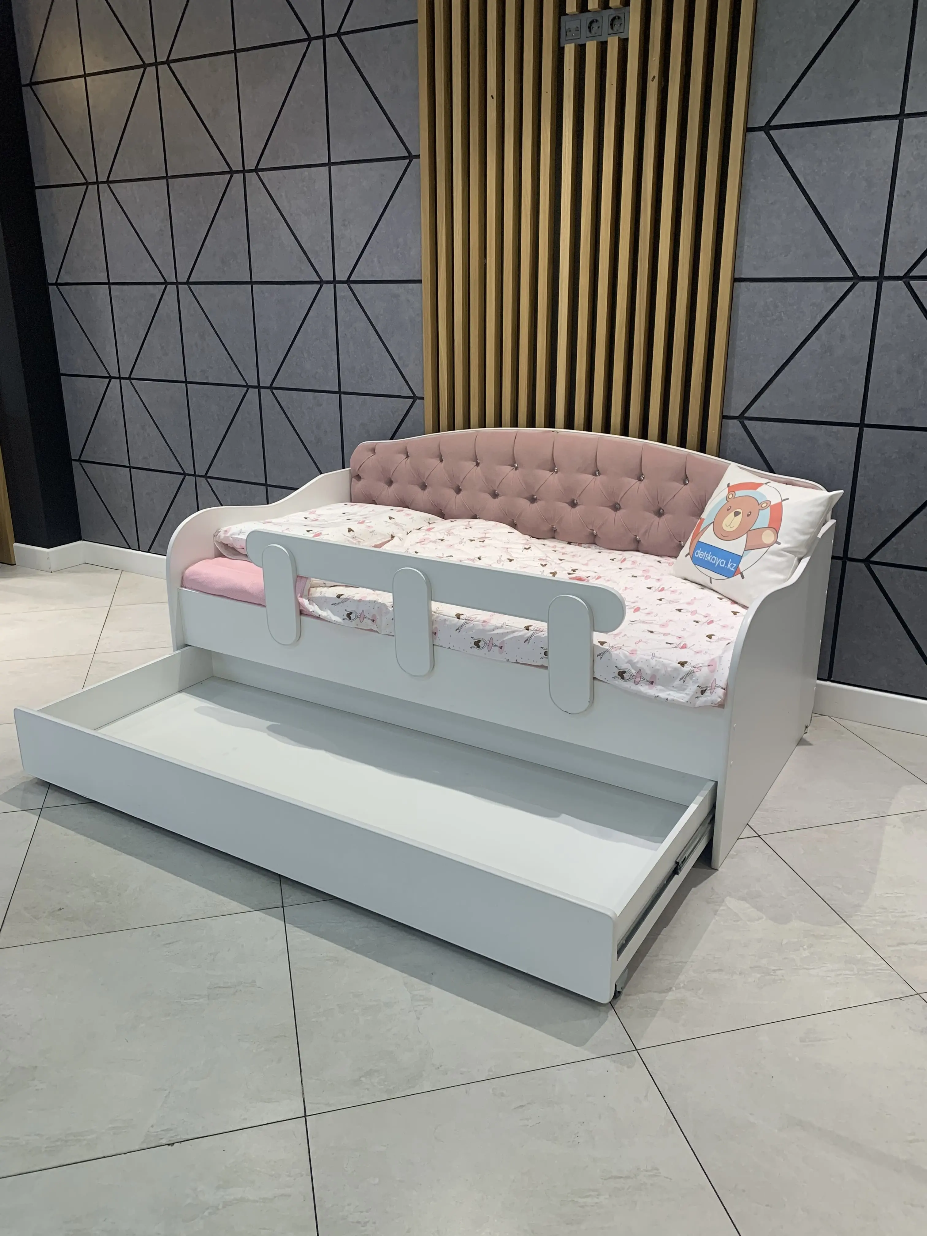 Кровать детская с бортом безопасности Тахта для девочки