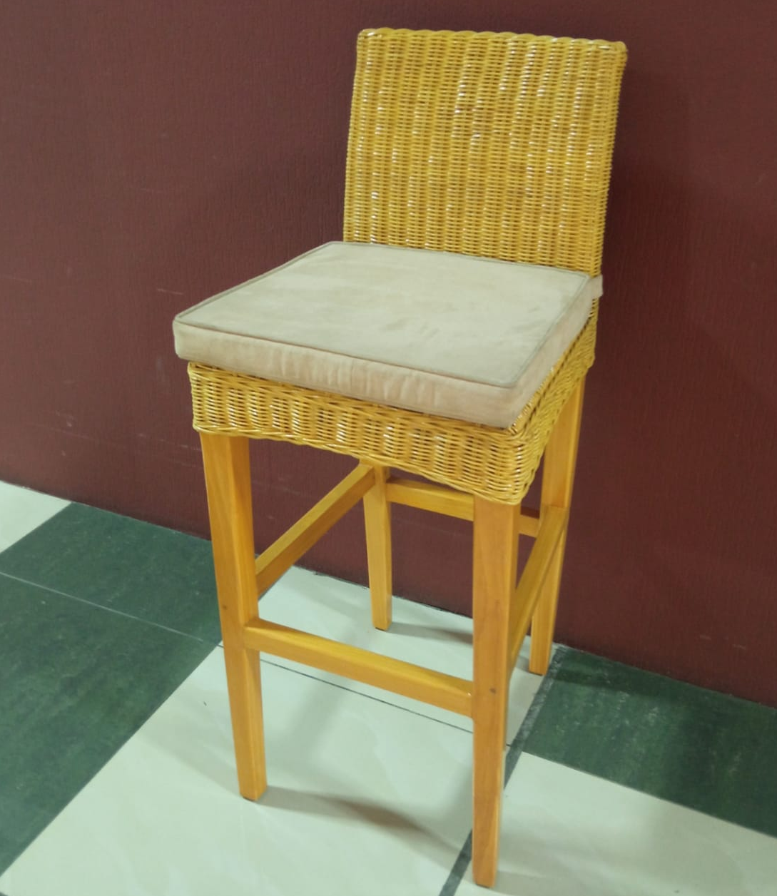 Барный стул со спинкой