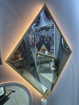 Прямоугольное зеркало с парящей подсветкой в белой раме