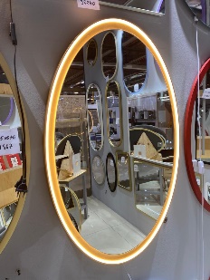 Овальное зеркало в золотистой раме из МДФ с внутренней парящей подсветкой