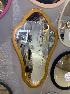 Фигурное зеркало в раме МДФ