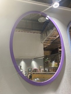 Овальное зеркало в фиолетовой раме из МДФ