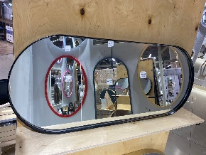 Капсульное зеркало в белой металлической раме