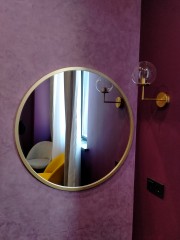 Круглое зеркало в золотистой раме МДФ