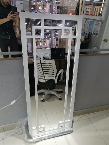 Дизайнерское зеркало в раме из МДФ и геометрическим рисунком по внутреннему периметру