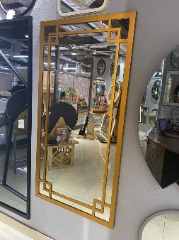 Дизайнерское зеркало в раме из МДФ и геометрическим рисунком по внутреннему периметру