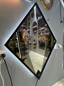 Зеркало ромб ( СЕГМЕНТЫ: БРОНЗА, ГРАФИТ, СЕРЕБРО) в черной раме с парящей подсветкой и сенсором