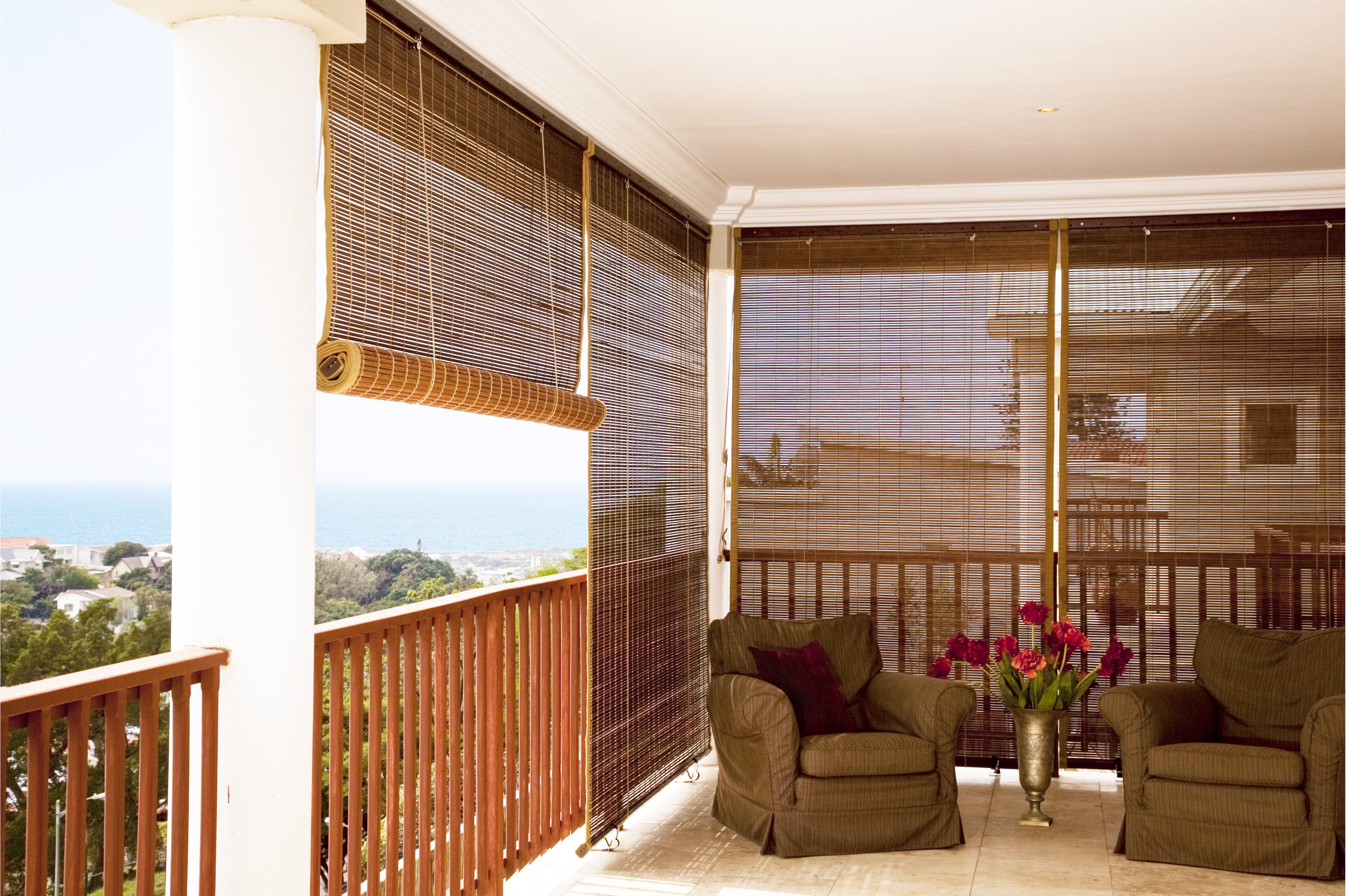 Какие шторы от солнца. Бамбуковые жалюзи. Жалюзи на лоджию. Бамбуковые шторы на балкон. Бамбуковые жалюзи для террасы.