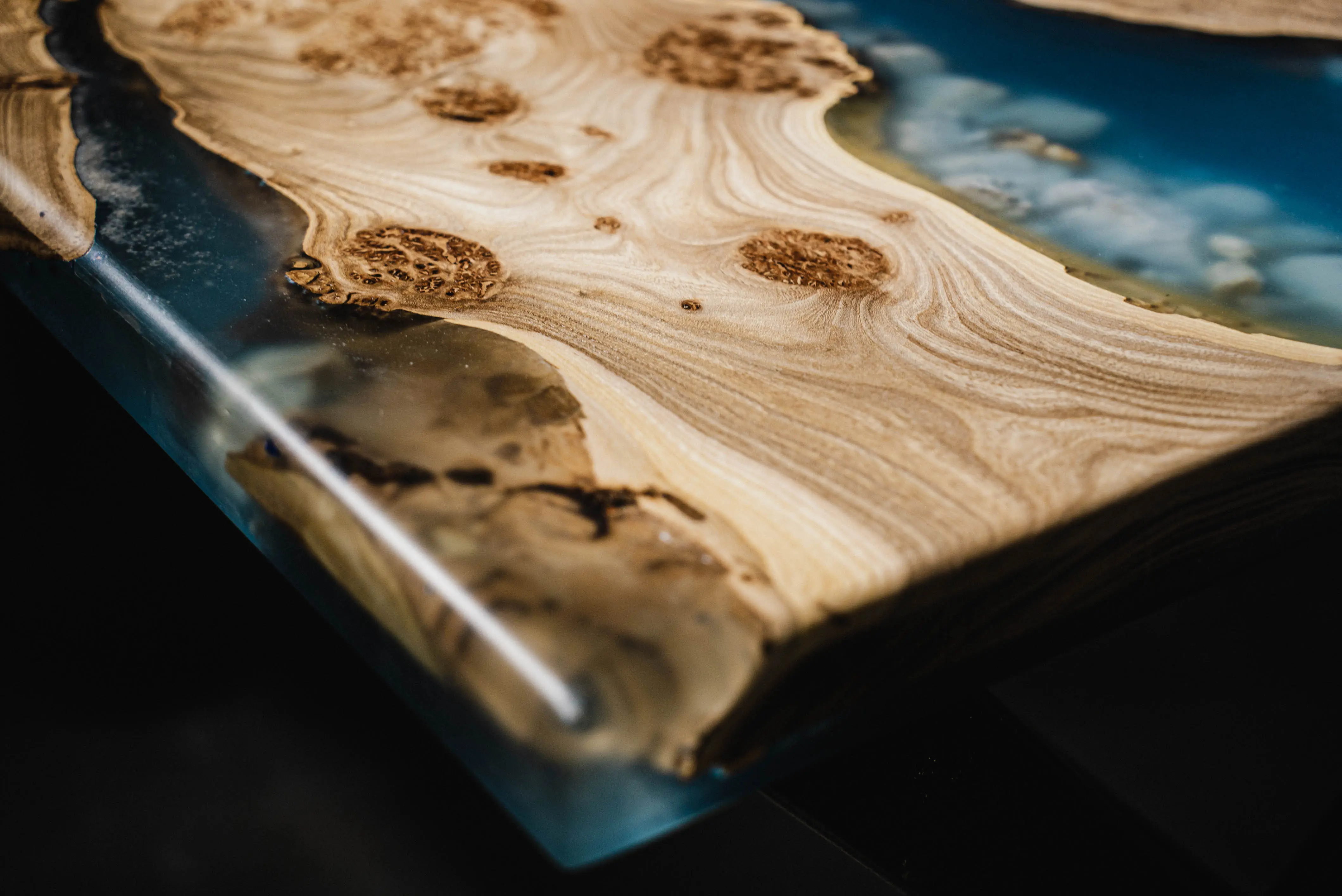 Массивный деревянный стол из слэба и смолы