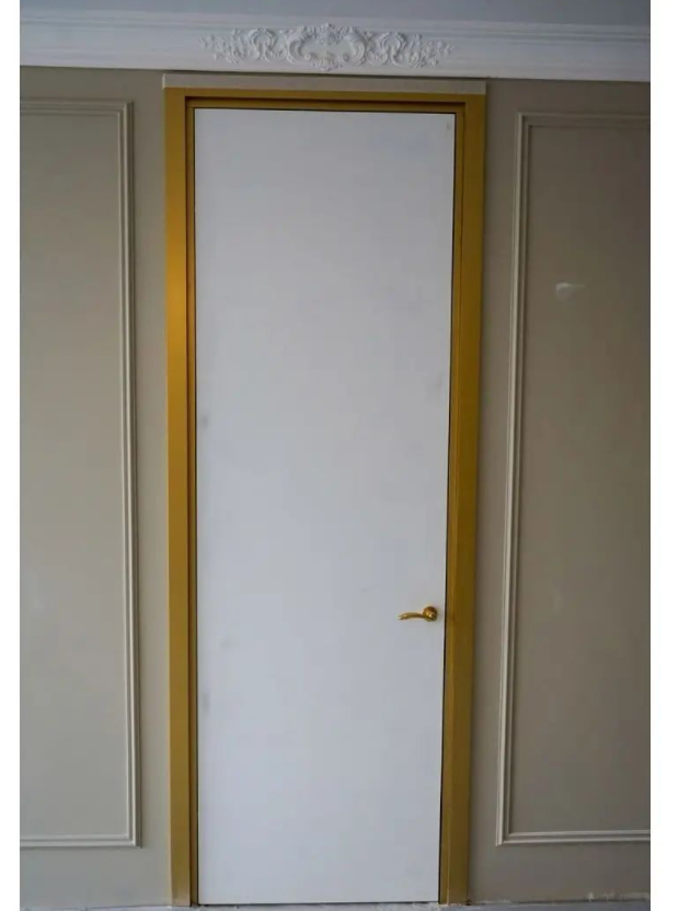 Межкомнатная дверь с золотым ободком
