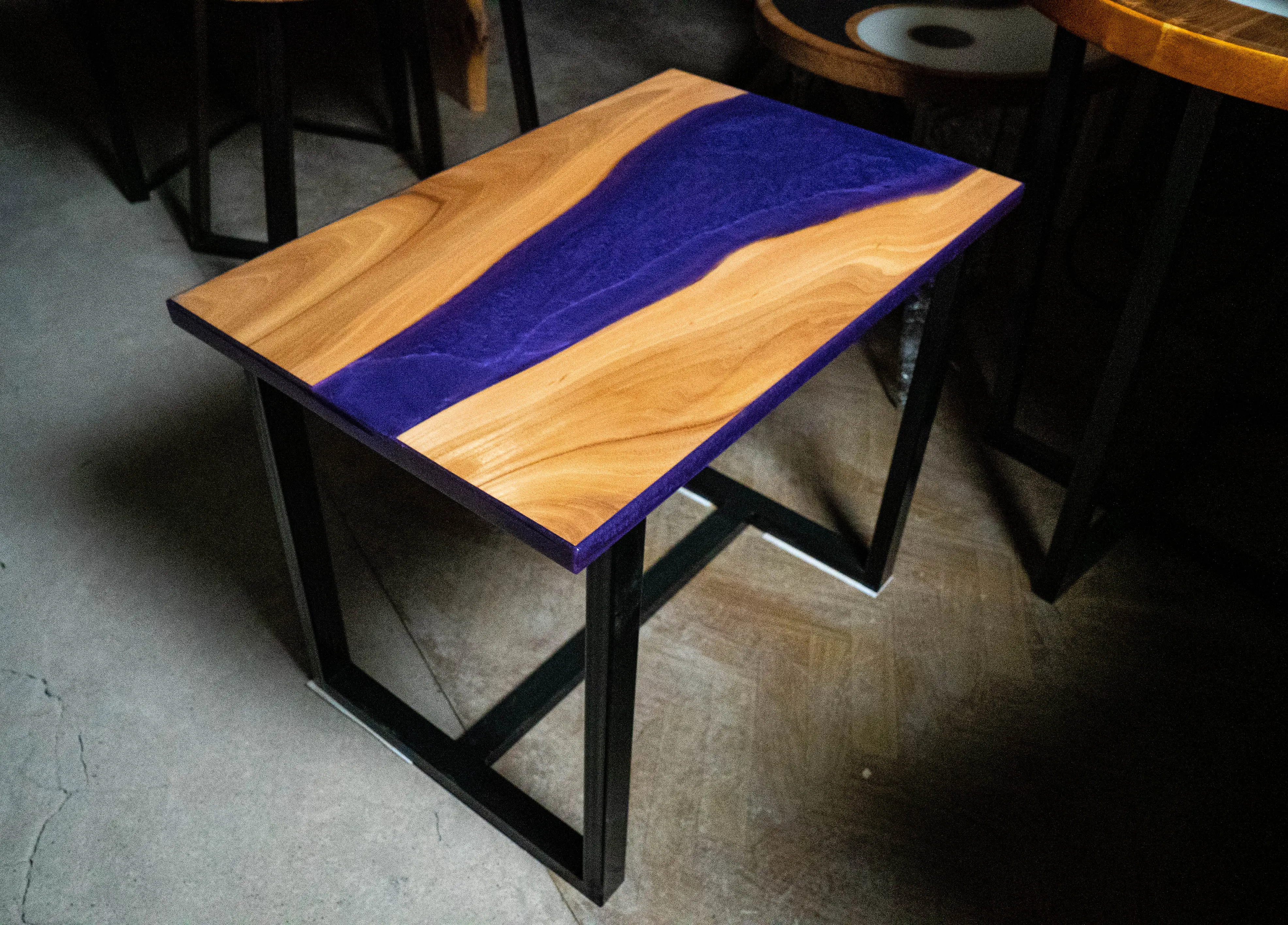 Журнальный столик с фиолетовой перламутровой рекой