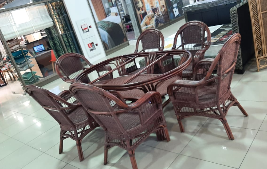 Плетеный обеденный стол с креслами