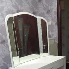 Туалетный столик с зеркалом